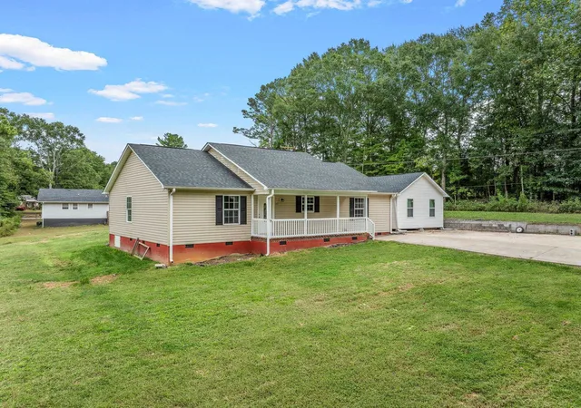 Photo 3 of Single family home for sale at 2001 Glennwood Hills Dr, Spartanburg, SC 29307 | MLS# SPN342517 | Listing updated on 2026-10-07