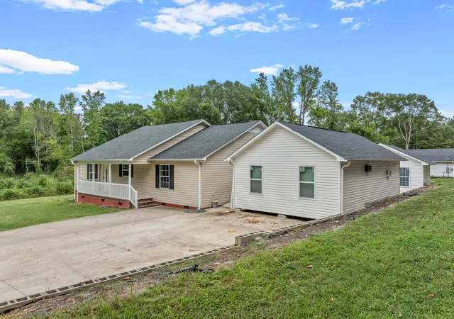 Photo 4 of Single family home for sale at 2001 Glennwood Hills Dr, Spartanburg, SC 29307 | MLS# SPN342517 | Listing updated on 2026-10-07