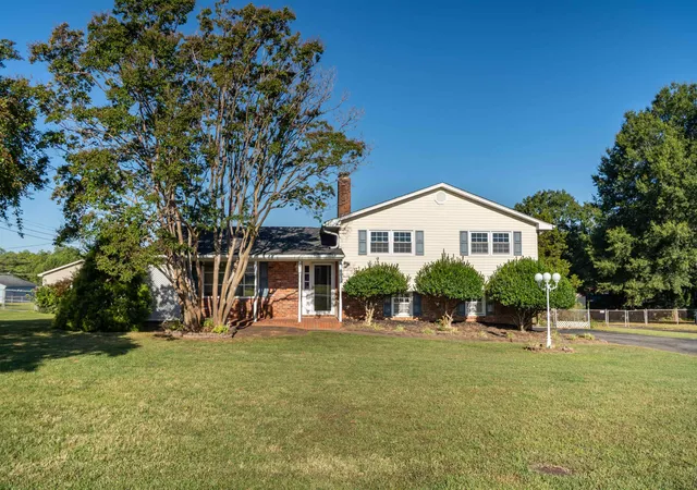 Photo 1 of Single family home for sale at 124 Midland Dr, Boiling Springs, SC 29316 | MLS# SPN342644 | Listing updated on 2026-10-09