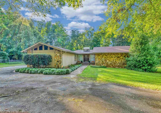Photo 2 of Single family home for sale at 307 Seven Oaks Ln, Spartanburg, SC 29301 | MLS# SPN342676 | Listing updated on 2026-10-10