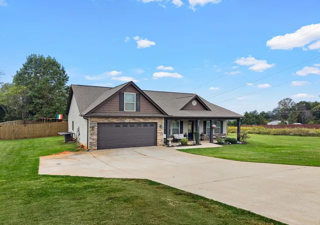 Photo 3 of Single family home for sale at 410 Roys Pl, Wellford, SC 29385 | MLS# SPN342698 | Listing updated on 2026-10-12