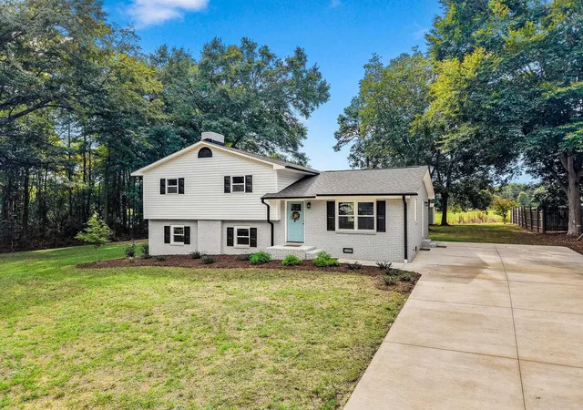Photo 3 of Single family home for sale at 304 Scenic View Rd, Chesnee, SC 29323 | MLS# SPN342715 | Listing updated on 2026-10-15