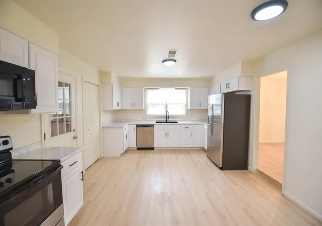 Photo 3 of Single family home for sale at 320 Saint James, Spartanburg, SC 29301 | MLS# SPN342790 | Listing updated on 2026-10-16