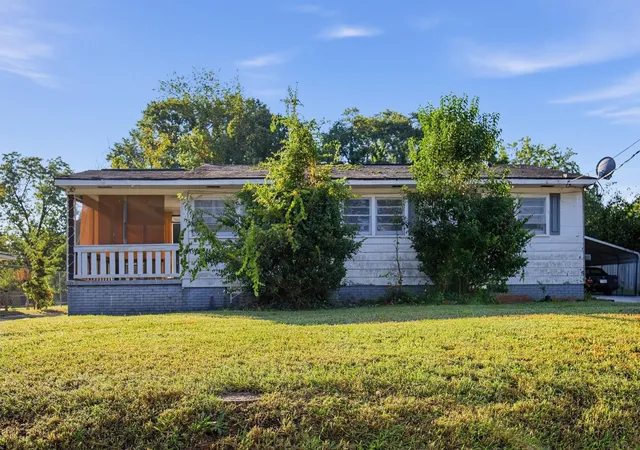 Photo 2 of Single family home for sale at 4 Mayo Dr, Greenville, SC 29605 | MLS# SPN342825 | Listing updated on 2026-10-20