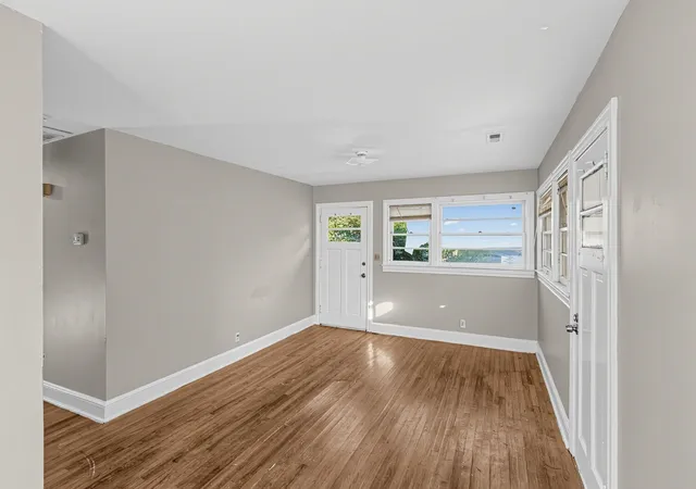 Photo 3 of Single family home for sale at 4 Mayo Dr, Greenville, SC 29605 | MLS# SPN342825 | Listing updated on 2026-10-20