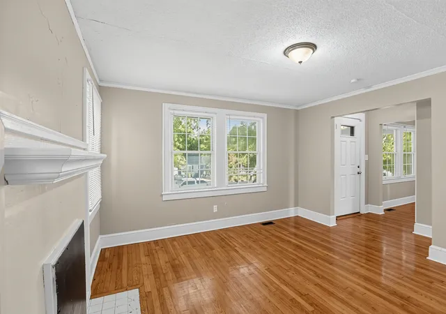 Photo 4 of Single family home for sale at 115 White Oak Rd, Spartanburg, SC 29301 | MLS# SPN342826 | Listing updated on 2026-10-20