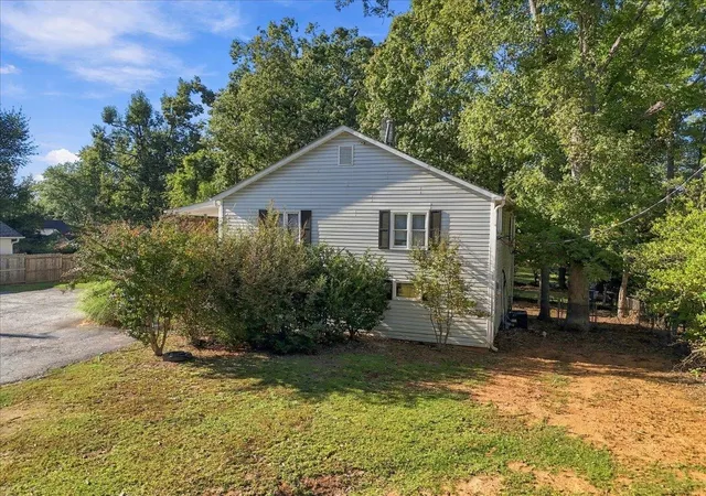Photo 4 of House for sale at 1676 Old Charlotte Rd, Spartanburg, SC 29307 | MLS# SPN342829 | Listing updated on 2026-10-18