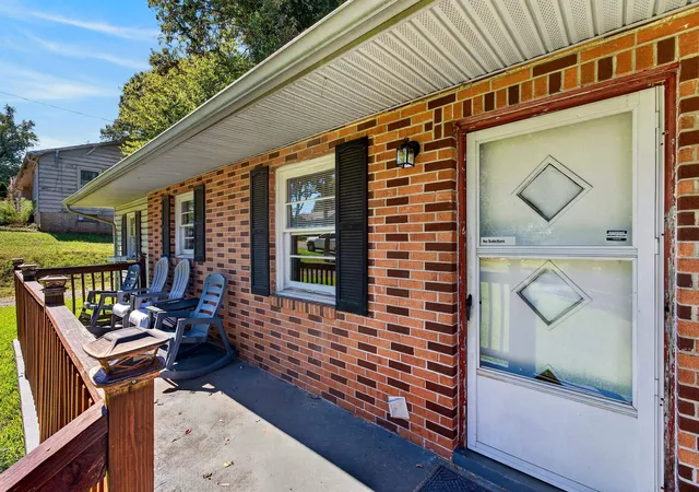 Photo 2 of Single family home for sale at 121 Crescent Cir, Gaffney, SC 29340 | MLS# SPN342842 | Listing updated on 2026-10-17
