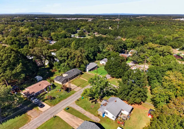 Photo 3 of Single family home for sale at 121 Crescent Cir, Gaffney, SC 29340 | MLS# SPN342842 | Listing updated on 2026-10-17