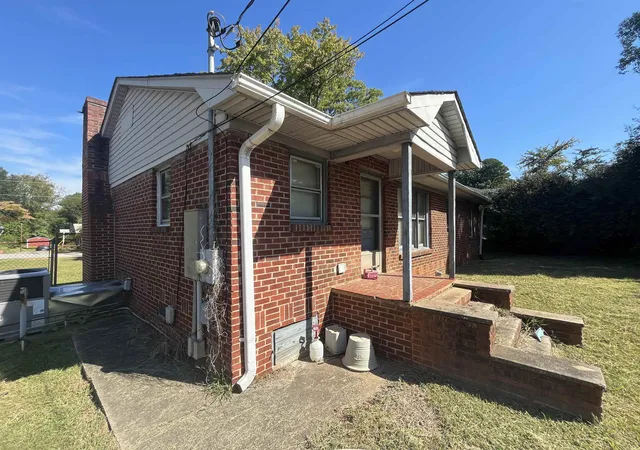 Photo 3 of Single family home for sale at 100 Sunset Dr, Gaffney, SC 29340 | MLS# SPN342854 | Listing updated on 2026-10-17