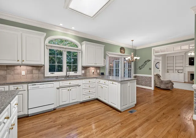 Photo 2 of Single family home for sale at 833 Oakcrest Rd, Spartanburg, SC 29301 | MLS# SPN343077 | Listing updated on 2026-10-25