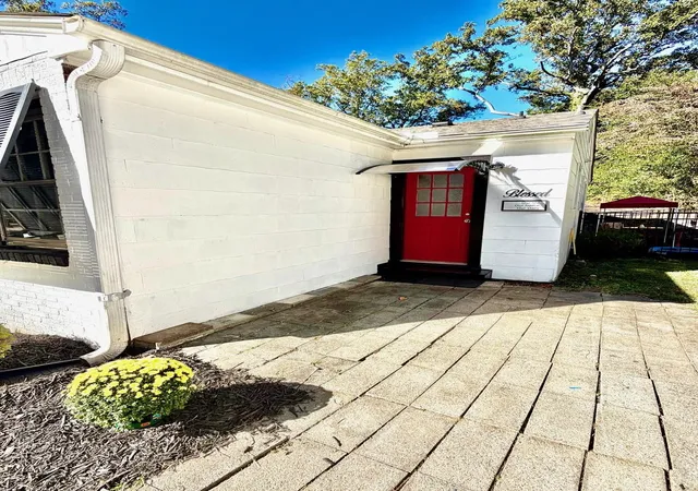 Photo 3 of Single family home for sale at 108 E Crescent Rd, Spartanburg, SC 29301 | MLS# SPN343083 | Listing updated on 2026-10-28