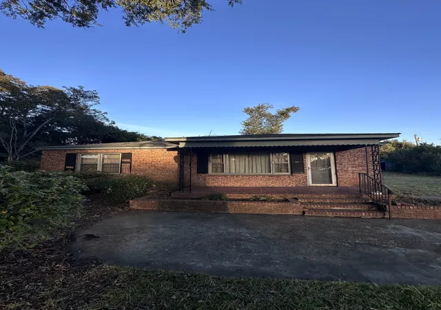 Photo 2 of Single family home for sale at 403 Oak Grv Rd, Spartanburg, SC 29301 | MLS# SPN343245 | Listing updated on 2026-10-29