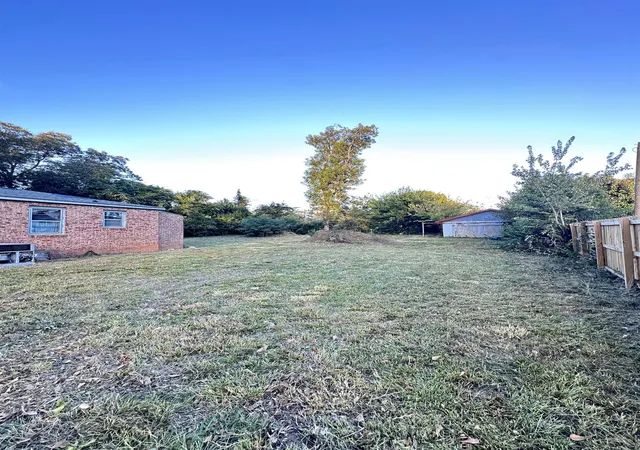 Photo 3 of Single family home for sale at 403 Oak Grv Rd, Spartanburg, SC 29301 | MLS# SPN343245 | Listing updated on 2026-10-29