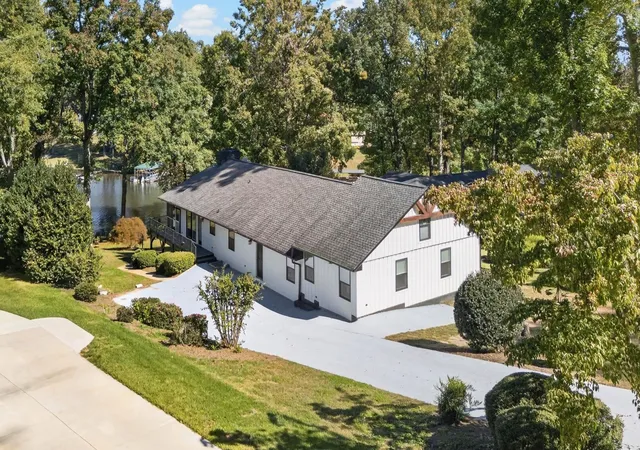 Single family home for sale at 120 Lake Bowen Dr, Inman, SC 29349 | MLS# SPN343256