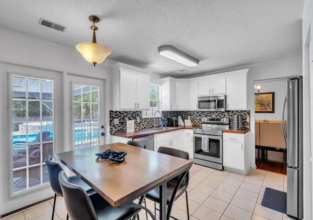 Photo 4 of Single family home for sale at 15 Willow Bnd Dr, Taylors, SC 29687 | MLS# SPN343330 | Listing updated on 2026-10-30