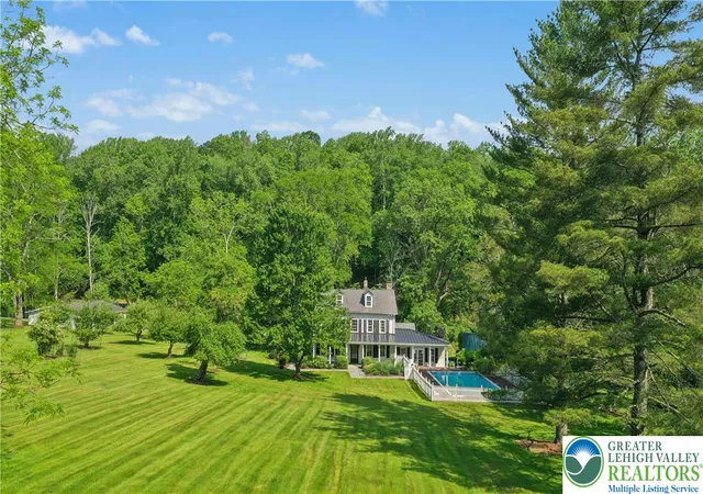Homes for sale in Middle Smithfield Twp, PA | 282 Crabapple Ln, Middle Smithfield Twp, PA 18302 | MLS# 759389