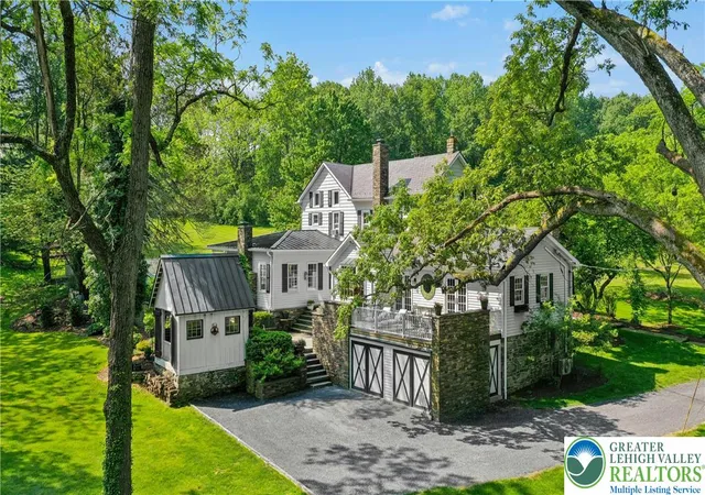 Homes for sale in Middle Smithfield Twp, PA | 282 Crabapple Ln, Middle Smithfield Twp, PA 18302 | MLS# 759389