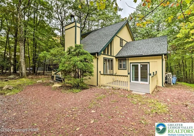 Photo 2 of Single family home for sale at 15 Skye Dr, Lake Harmony, PA 18624 | MLS# 762150 | Listing updated on 2026-03-31
