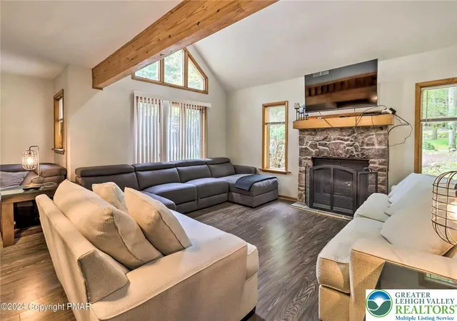 Photo 3 of Single family home for sale at 15 Skye Dr, Lake Harmony, PA 18624 | MLS# 762150 | Listing updated on 2026-03-31