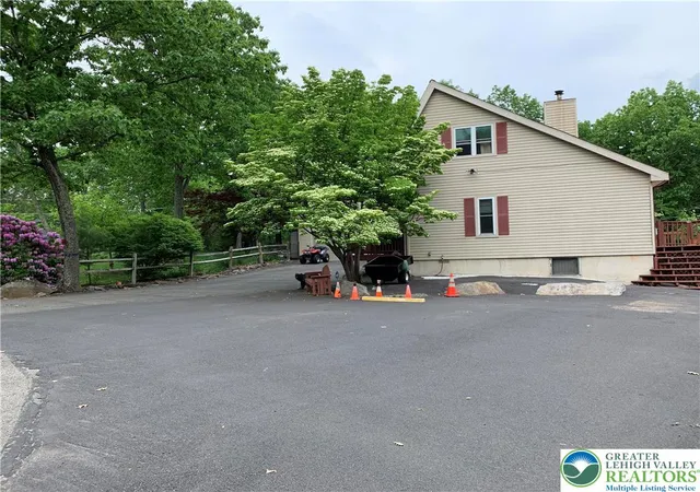 Photo 2 of Single family home for sale at 3205 Ely Ct, Bushkill, PA 18324 | MLS# 771408 | Listing updated on 2026-07-31