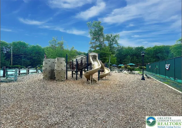 Homes for sale in Clifton Twp, PA | 72 Creekview Dr E, Clifton Twp, PA 18424 | MLS# 771899
