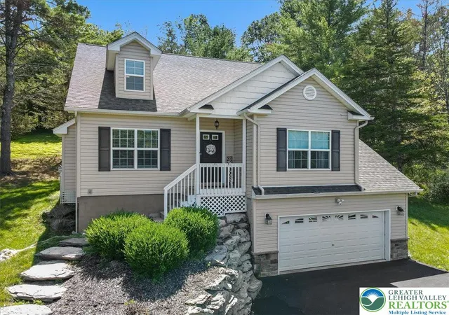 Homes for sale in Smithfield Twp, PA | 401 Pierce Ln, Smithfield Twp, PA 18301 | MLS# 772095
