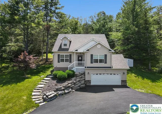 Homes for sale in Smithfield Twp, PA | 401 Pierce Ln, Smithfield Twp, PA 18301 | MLS# 772095