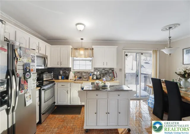 Homes for sale in Stroud Twp, PA | 2110 Lansdale Dr, Stroud Twp, PA 18301 | MLS# 773609