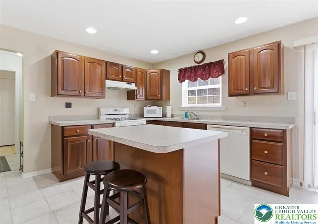 Homes for sale in Middle Smithfield Twp, PA | 706 Franklin Ct, Middle Smithfield Twp, PA 18302 | MLS# 774366