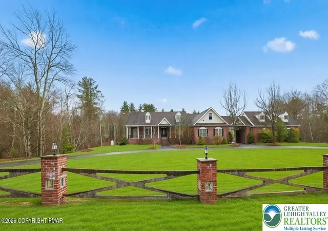 Homes for sale in Tobyhanna Twp, PA | 267 Scenic Dr, Tobyhanna Twp, PA 18610 | MLS# 774758