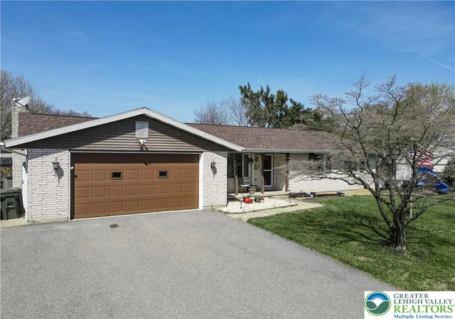 Homes for sale in Bethlehem Twp, PA | 4441 Nicholas St, Bethlehem Twp, PA 18045 | MLS# 774667