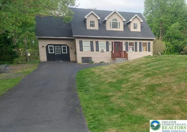 Homes for sale in Tobyhanna Twp, PA | 306 Cedar Dr, Tobyhanna Twp, PA 18334 | MLS# 774741