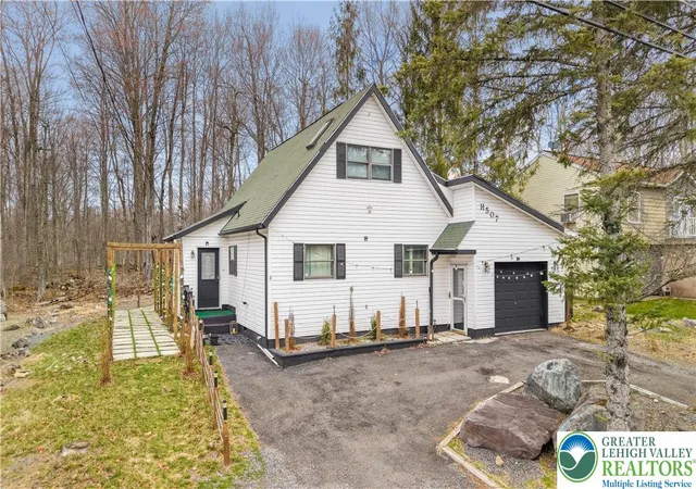 Homes for sale in Coolbaugh Twp, PA | 939 Country Pl Dr, Coolbaugh Twp, PA 18466 | MLS# 775936