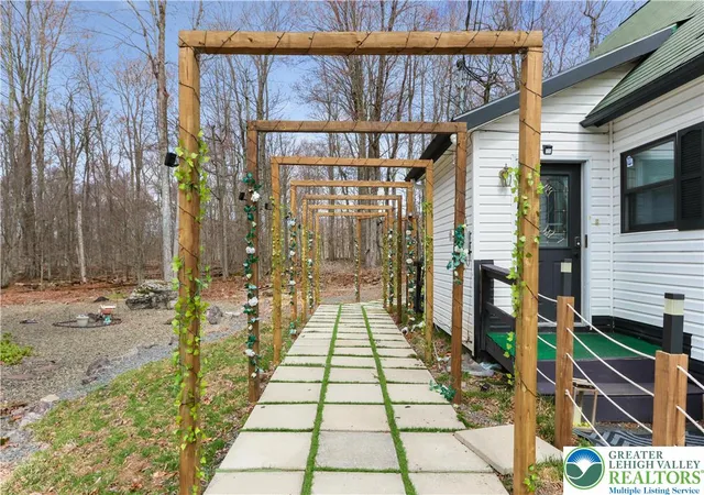 Homes for sale in Coolbaugh Twp, PA | 939 Country Pl Dr, Coolbaugh Twp, PA 18466 | MLS# 775936