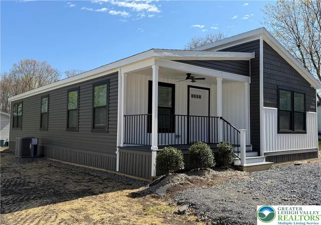 Homes for sale in East Stroudsburg, PA | 425 Upper Pmhe North Dr, East Stroudsburg, PA 18302 | MLS# 776490