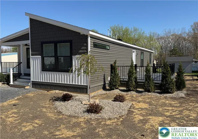 Homes for sale in East Stroudsburg, PA | 425 Upper Pmhe North Dr, East Stroudsburg, PA 18302 | MLS# 776490