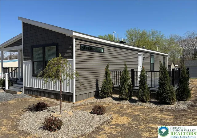 Homes for sale in East Stroudsburg, PA | 425 Upper Pmhe North Dr, East Stroudsburg, PA 18302 | MLS# 776490