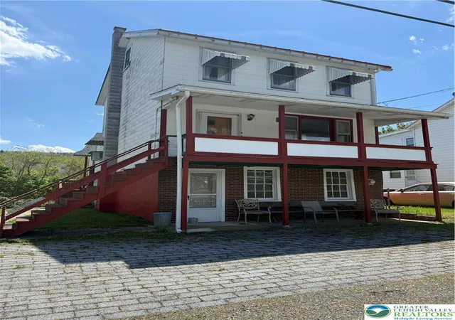 Homes for sale in Schuylkill, PA | 596 Old 209 Rd, Schuylkill, PA 18252 | MLS# 776524