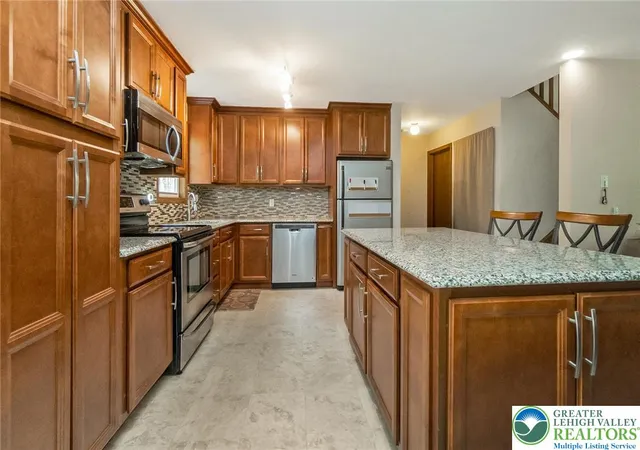 Homes for sale in Stroud Twp, PA | 276 Spicebush Dr, Stroud Twp, PA 18301 | MLS# 775242
