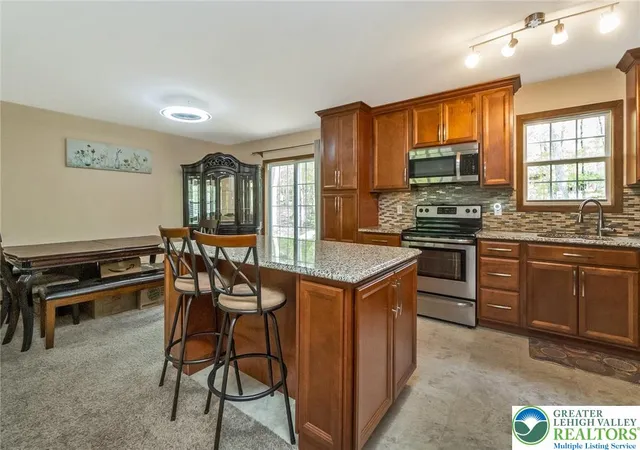 Homes for sale in Stroud Twp, PA | 276 Spicebush Dr, Stroud Twp, PA 18301 | MLS# 775242