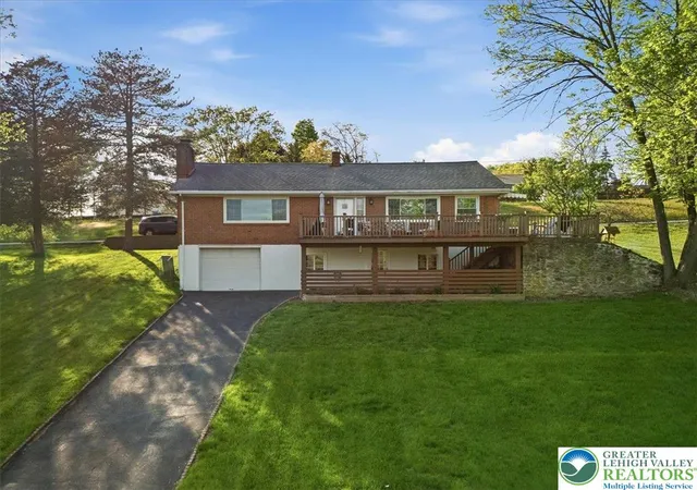 Homes for sale in Stroud Twp, PA | 1115 Crestview Dr, Stroud Twp, PA 18360 | MLS# 777095