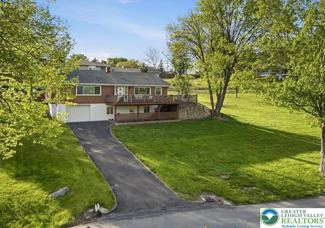 Homes for sale in Stroud Twp, PA | 1115 Crestview Dr, Stroud Twp, PA 18360 | MLS# 777095