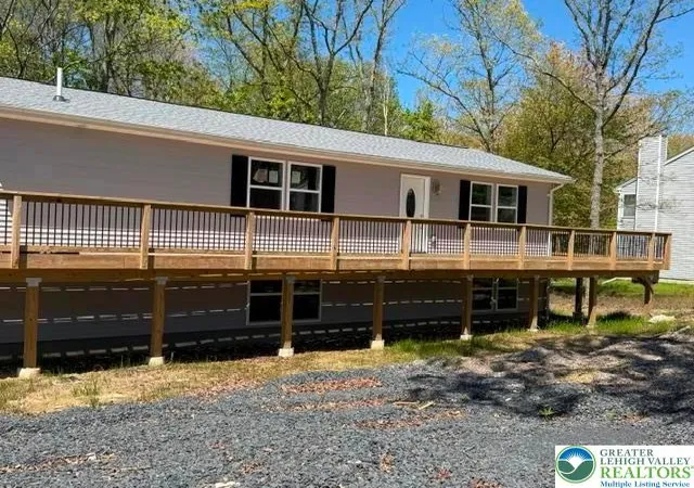 Photo 2 of Single family home for sale at 224 Kensington Dr, Bushkill, PA 18324 | MLS# 777069 | Listing updated on 2026-08-28