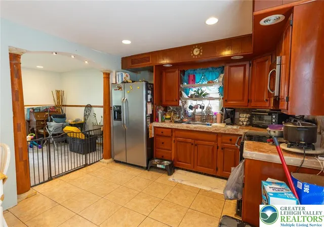3rd image of 852 N Irving St, Allentown, PA 18109 | MLS# 777060