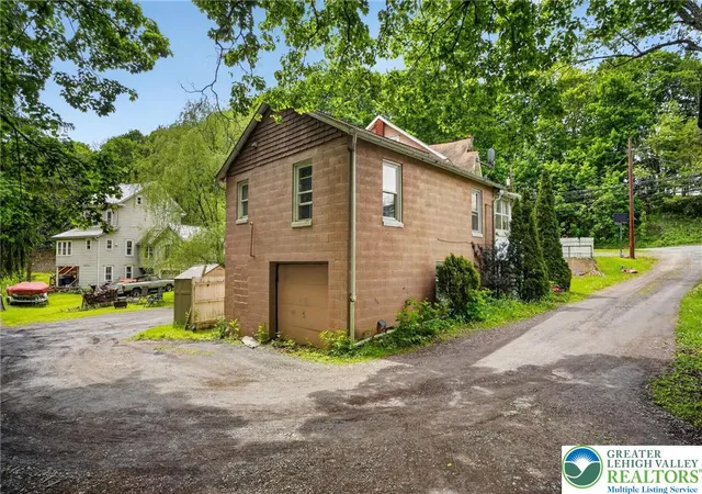 Homes for sale in Franklin Twp, PA | 357 Main Rd, Franklin Twp, PA 18235 | MLS# 776576