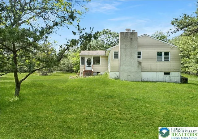 Homes for sale in Tobyhanna Twp, PA | 183 Island Dr, Tobyhanna Twp, PA 18334 | MLS# 777582