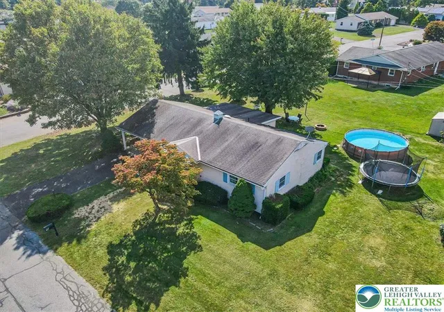 Homes for sale in Slatington, PA | 1077 Oakhurst Dr, Slatington, PA 18080 | MLS# 777883