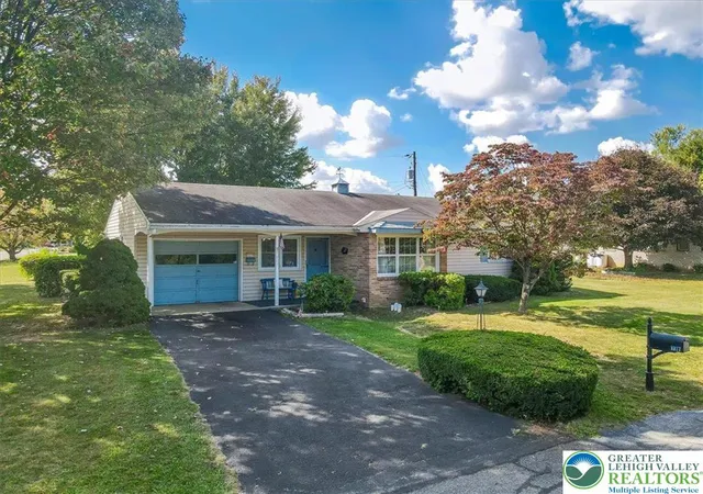 Homes for sale in Slatington, PA | 1077 Oakhurst Dr, Slatington, PA 18080 | MLS# 777883