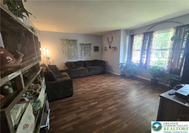 Homes for sale in Slatington, PA | 1077 Oakhurst Dr, Slatington, PA 18080 | MLS# 777883